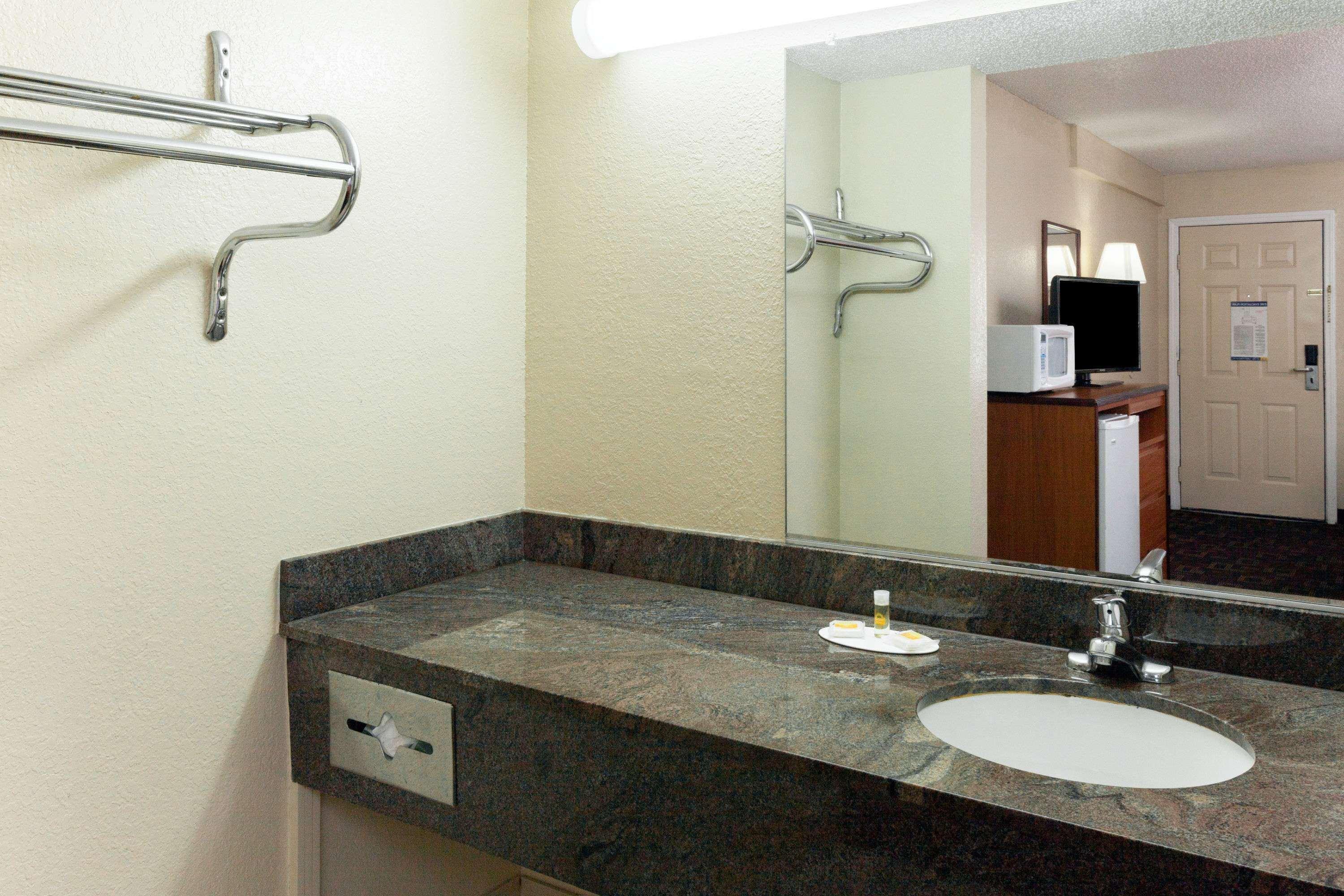 Days Inn Oklahoma City West מראה חיצוני תמונה